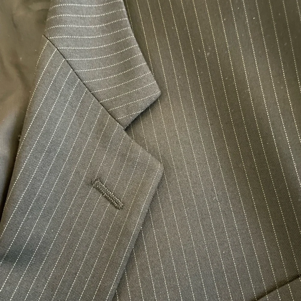 DONNA KARAN SIGNATURE Made in Italy Vintage 3-Button Fine Stripe Wool‎ Suit 46 R
